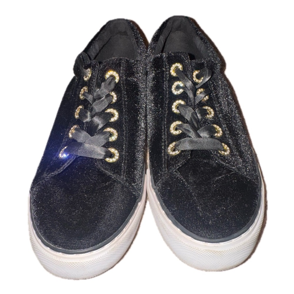 Lilly Pulitzer Lisa sneaker in black velvet